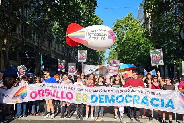 Participantes sostienen una pancarta que dice «Orgullo es democracia» durante la Marcha del Orgullo en la Ciudad de Buenos Aires.