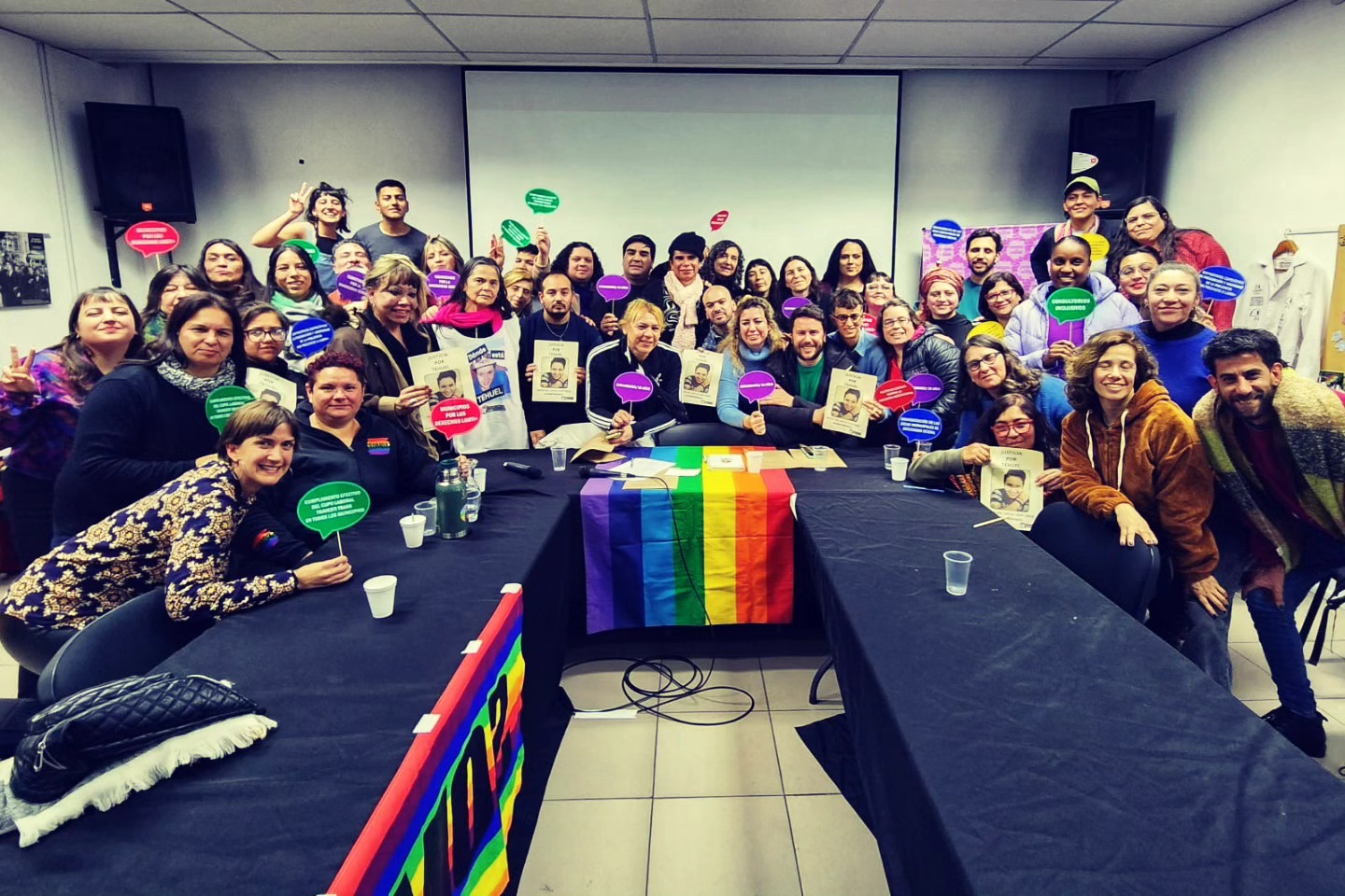 Grupo de activistas posa con ejemplares de la segunda edición del informe «Municipio x Municipio» en la sede de SUTEBA.